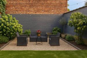 Modern Comfort - Bus & Tram at Door