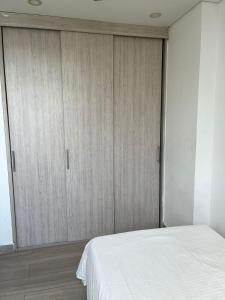 HABITACIÓN CENTRAL EN CASA FAMILIAR, A 10 minutos de la playa