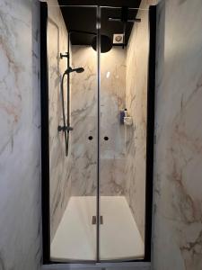 Cozy Family Apartment - Bus & Tram Right in Front