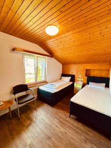 Dreibettzimmer mit eigenem Bad und Seeblick