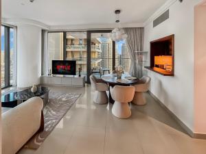 Luxury 1BR Dubai Mall Access and Pool with Burj View