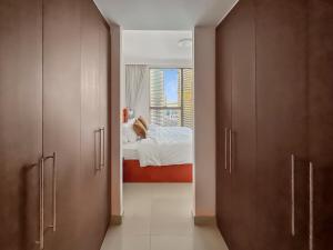 Luxury 1BR Dubai Mall Access and Pool with Burj View