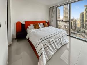 Luxury 1BR Dubai Mall Access and Pool with Burj View