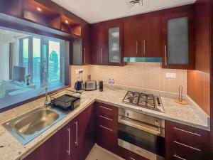 Luxury 1BR Dubai Mall Access and Pool with Burj View