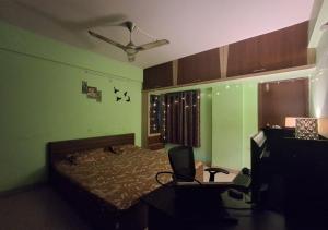 Spacious Room for Rent in 3BHK - Attached Washroom & Shared Kitchen