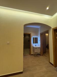 شقة فاخره بغرفتين نوم وصالة