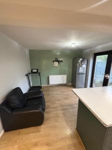 Single cosy room in family home-Wednesbury