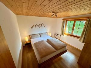 Apartment with Balcony & Mountain View