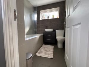 Modern 3-bedroom House - Free Parking - Ideal for Families and Groups