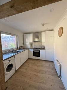 Luxurious 2 bedroom, 8 mins from city centre