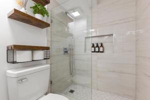 Hale Nalu Waikīkī Studios Ocean View King Size Bed