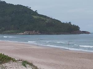 PRAIA DA FERRUGEM PÉ NA AREIA PRÓXIMO ao MAR, GAROPABA