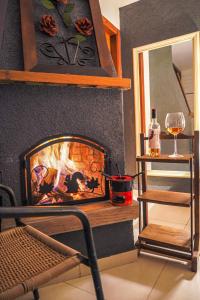 Chalé para casal com lareira, cozinha e jardim