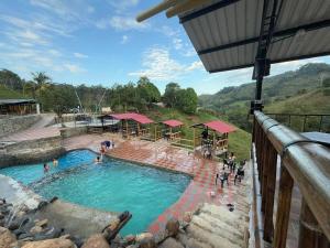 Cabaña con jacuzzi y piscina con agua de manantial