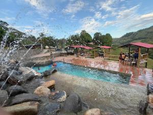 Cabaña con jacuzzi y piscina con agua de manantial