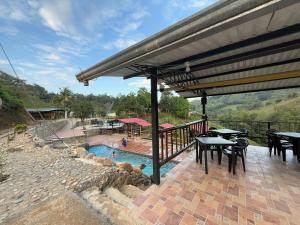 Cabaña con jacuzzi y piscina con agua de manantial