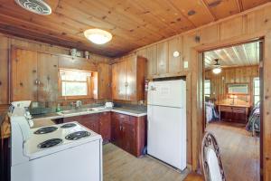 On-Site Trails! Cozy Whitney Cottage 2 Mi to Lake