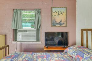 Patio and Trail Access Lake Whitney Studio!