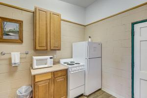 Easy Lake and Hiking Trails Access Whitney Studio