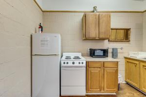 On-Site Hiking Trails Cozy Lake Whitney Studio!