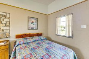 On-Site Hiking Trails Cozy Lake Whitney Studio!