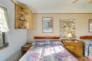 On-Site Hiking Trails Cozy Lake Whitney Studio!