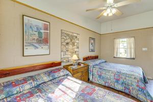 On-Site Hiking Trails Cozy Lake Whitney Studio!