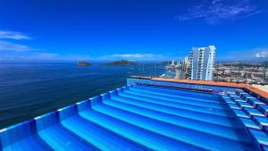 Torre Central 102: Malecón, Lujo y Vistas de ensueño.