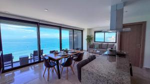 Torre Central 102: Malecón, Lujo y Vistas de ensueño.