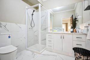 Luxury Golf Course Retreat with Scenic Views