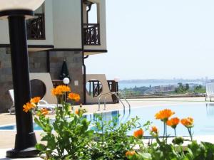 Sweet home see view pool escape