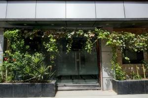 Collection O by OYO Ishwar Nagar Near Golden Temple Formerly Chahal Residency