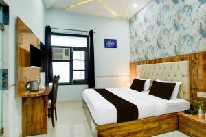Super Collection O by OYO Ishwar Nagar Near Golden Temple Formerly Chahal Residency