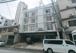 RedDoorz at Regina Hometel J Victor