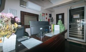 RedDoorz at Regina Hometel J Victor