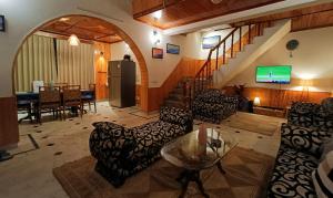 Cozy cottage in Haripur Manali by Serene Homes