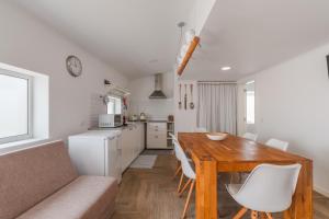 Between Mountain And Sea