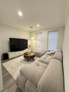 12 Beautiful Brabham Big Backyard 4BR Parking