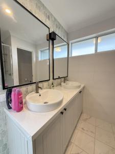 12 Beautiful Brabham Big Backyard 4BR Parking