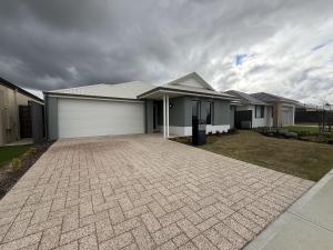 12 Beautiful Brabham Big Backyard 4BR Parking