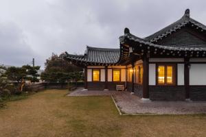 Luxury Hanok Garden Retreat