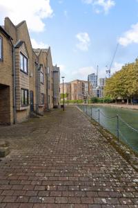 1Bed Flat in London - Peaceful Canal side FREE Parking