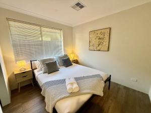 12 Beautiful Brabham Big Backyard 4BR Parking