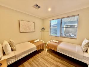 12 Beautiful Brabham Big Backyard 4BR Parking