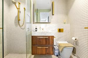 Highrise Luxury Penthouse with City Ocean Mountain View