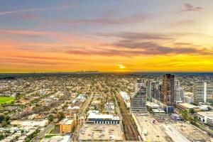 Highrise Luxury Penthouse with City Ocean Mountain View