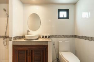 Naiharn Beach Holiday Pool Villa, Rawai