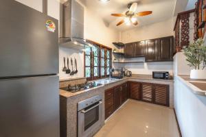 Naiharn Beach Holiday Pool Villa, Rawai