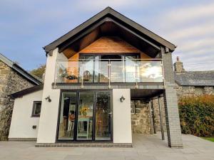 Ty Isaf Welsh Farmhouse with Sea Views