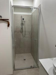 Mooroolbark 火车站附近的阳光大床房